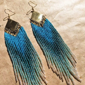 Pendientes de cuentas bohemios turquesa con acentos dorados Pendientes de flecos con cuentas bohemias nativas, pendientes de cuentas de plumas de pluma - Product Image 1