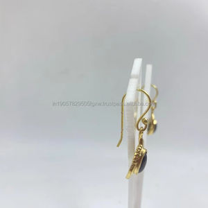 Boucles d'oreilles enfileur plaqué or au design élégant Accessoire de mariage glamour minimaliste en perle sterling en or pour femme cadeau - Product Image 2