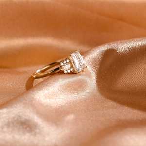 Anillo de propuesta de diamante cultivado en laboratorio de corte esmeralda VS1 de tres piedras 1.41CT con oro sólido de 14K, regalo romántico de racimo único para amantes - Product Image 6