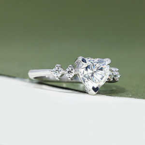 Anillo de compromiso solitario de diamante incoloro blanco moderno con corte de corazón de 2.20 quilates en diseño de oro blanco de 14 quilates - Product Image 2