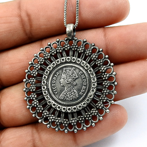 Venta caliente de buena calidad 925 plata esterlina oxidada Victoria moneda colgante pedido personalizado diseño Boho joyería fabricante India - Product Image 4