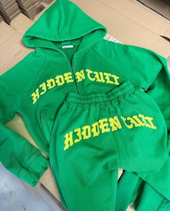 Ensemble de survêtement vintage deux pièces pour femmes, coupe courte, en polyester épais, avec logo personnalisé, pantalon de jogging et fermeture éclair effet usé - Product Image 4