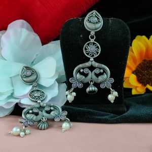 Boucles d'oreilles pendantes en métal de qualité supérieure Glamour moderne Style sophistiqué élégant Sophistication audacieuse Bijoux de mode de haute qualité - Product Image 1