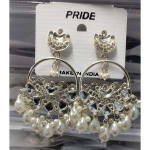 Ensemble de boucles d'oreilles pour femmes de qualité supérieure avec des perles Bijoux de mode Boucle d'oreille pour la vente au détail et les boutiques en ligne Disponible à la vente - Product Image 6