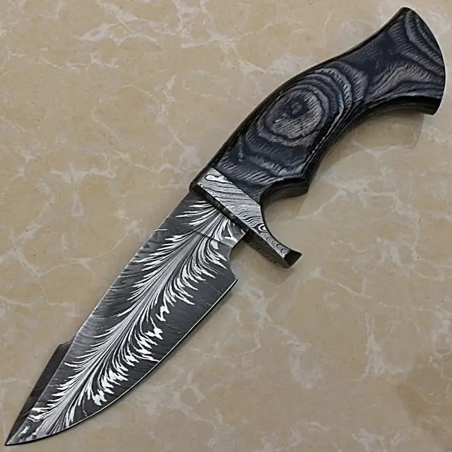 Ustom-cuchillo esquinero hecho a mano con hoja de acero amascus, cuchillo con patrón de plumas con mango de madera pakka y funda de cuero fino