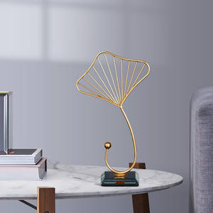 Sculpture unique en aluminium de couleur dorée avec base en métal pour la décoration de vaisselle à la maison. - Product Image 6