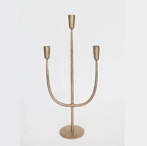 Candélabre à 3 bras en or Offre Spéciale avec impression personnalisée pour centres de table de mariage Candélabre au design unique Bougeoir fait main - Product Image 1