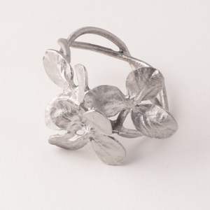 Rond de serviette en aluminium de qualité supérieure avec motif floral idéal pour la décoration de table ou de fête à un prix abordable - Product Image 1