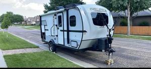รถลากคาราวานที่ติดตั้งในสต็อกรถขายถูก RVs Camper รถลากเดินทางที่ใช้ในยุโรปสหรัฐอเมริกา
