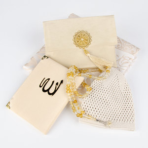 Set de Regalo de Oración Yaseen Beige, Alfombra de Oración, Tasbih, Gorro Kufi y Libro de Yaseen en Bolsa Shantung, Regalo Perfecto para el Día del Padre y para el Novio - Product Image 4