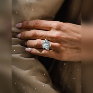 Anillo de Compromiso de Diamante Talla Esmeralda de Lujo, Engaste de Platino, Precio de Fábrica, Proveedor Mayorista - Product Image 3