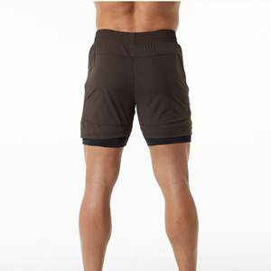 Plus lisse et plus doux 80% Nylon 20% élasthanne Fudge marron hommes Compression doublé tissé Short d'entraînement baggy avec poches avant - Product Image 4