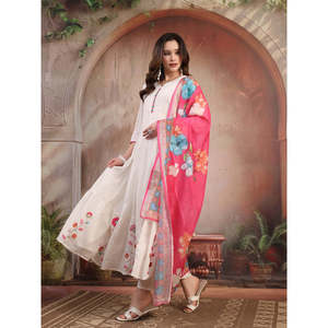 ชุดอานาร์กาลีสีขาวปักลายสำหรับผู้หญิง พร้อมผ้าคลุมไหล่ลายพิมพ์วาดมือ ชุดเดรสสไตล์ปากีสถานสำหรับงานเทศกาล เสื้อผ้าชาติพันธุ์ - Product Image 2