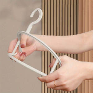 10 Cintres en plastique anti-marquage, anti-déformation et antidérapants pour un séchage et un rangement efficaces de vos vêtements dans votre placard - Product Image 1
