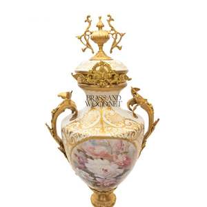Vase décoratif en porcelaine antique et laiton avec illustration florale peinte à la main et poignées dorées ornées pour intérieurs de luxe - Product Image 3
