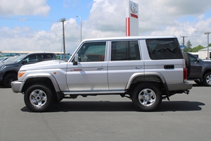 PREMIÈRE MAIN TITULAIRE 2021 TOYOTA LAND CRUISERS LX 4.5DT 4WD 5MT RHD SUV VOITURE D'OCCASION EN BON ÉTAT - Product Image 2
