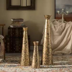 Vase en tube élégant en métal doré avec impression noire artistique idéal pour les intérieurs contemporains et la décoration de table - Product Image 4