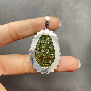 Colgante hecho a mano de moldavita con joyería elegante de Plata de Ley 925 para regalar y usar todos los días - Product Image 2