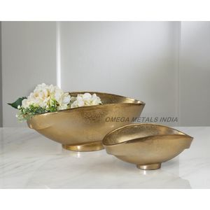 Ensemble de bols de service en métal doré de bonne qualité avec surface martelée texturée et base surélevée pour un dîner élégant et une utilisation décorative - Product Image 1