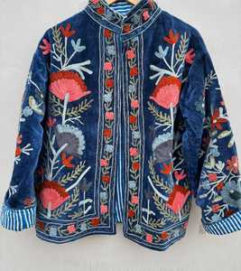 Chaqueta de invierno de terciopelo con bordado Suzani hecha a mano, Chaqueta corta Suzani para mujer, Chaqueta corta de tamaño libre - Product Image 1