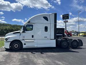 Camion Freightliner Cascadia Conventional Sleeper d'occasion 2026, moteur diesel 10 cylindres, transmission automatique, transmission 6x4, caméra de recul 360° - Product Image 2