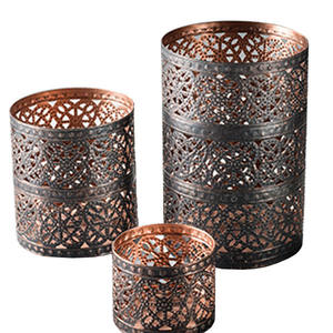 ชุดเชิงเทียนโลหะสีโรสโกลด์แบบตัดลาย รูปทรงเฮอร์ริเคน จำนวน 2 ชิ้น - Product Image 2