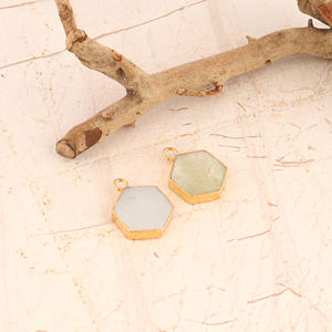 Connecteur fait main en forme d'hexagone unique, nacre naturelle avec bélière en laiton à bord galvanisé pour la fabrication de bijoux - Product Image 3