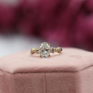 Anillo de compromiso con ajuste de piedra de racimo de diamante cultivado en laboratorio de corte ovalado, lujoso anillo de compromiso de oro sólido de 10K para mujer - Product Image 2