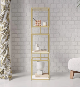 Torre de exhibición vertical minimalista de tres cubos dorados con estantes blancos. Acentos modernos disponibles a precios de mayoreo. - Product Image 1