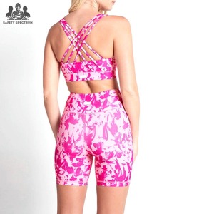 Ensemble de vêtements de sport respirants pour femmes avec logo sur le devant |   Soutien-gorge de sport compressif et short |   Entraînement rapide et écologique - Product Image 3