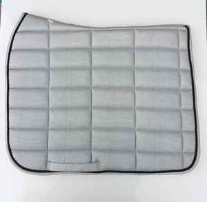 Ensemble de tapis de selle pour cheval en soie matelassée classique de qualité supérieure |   Équipement d'équitation professionnel pour le saut d'obstacles, fabrication directe - Product Image 3