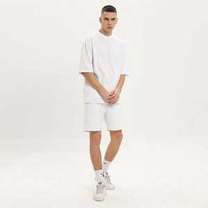 Conjunto de gimnasio de dos piezas de algodón pesado con logotipo personalizado para hombre, ropa de entrenamiento deportivo informal de talla grande, pantalones cortos y camiseta de verano con logotipo - Product Image 4