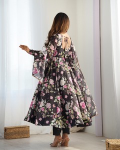 Ensemble Anarkali Kurta imprimé pour femmes tissu en soie organza doux robe traditionnelle de créateur indien pour les événements et les fêtes - Product Image 5