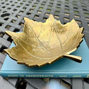 Plat à feuilles en métal traditionnel fait à la main idéal pour la décoration de table servant des collations fruits secs et l'affichage décoratif à la maison - Product Image 2
