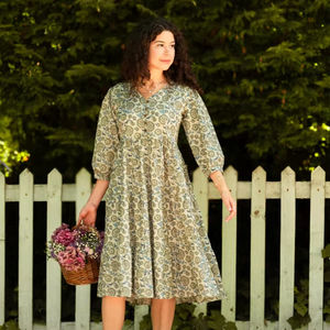 ชุดเดรสผ้าฝ้ายแท้ทำมือจากเวอร์จิเนีย ลายดอกไม้ สีเบจเทา แฟชั่นที่เป็นมิตรต่อสิ่งแวดล้อม - Product Image 1