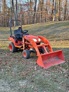 Tractor Subcompacto 4x4 BX1860 de 2012 con Cargador Frontal - 18 HP, Utilidad Eficiente en un Diseño Compacto - Product Image 2