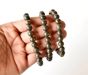 กำไลข้อมือลูกปัดไพไรต์ธรรมชาติ 8 มม. ดีไซน์คลาสสิกขายดีสำหรับคู่รัก เหมาะสำหรับวันครบรอบและการทำสมาธิ - Product Image 1