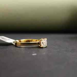 Anillo de Compromiso de Oro Sólido de 18 Quilates con Moissanita de Corte Cojín, Certificado por IGI, Moderno y Exclusivo, Ideal para Regalo - Product Image 4