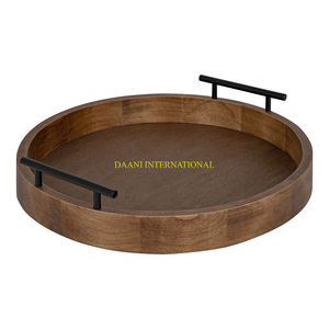 Bandeja de servicio de madera rústica con base en relieve de metal y asas de hierro Bandeja decorativa Vintage para café, té, aperitivos y decoración - Product Image 2
