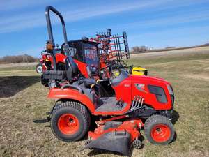 Tractor compacto Kioti CS2520 de 25HP económico, con motor diésel confiable, ideal para cortar césped, labrar tierra y operaciones agrícolas ligeras. - Product Image 5