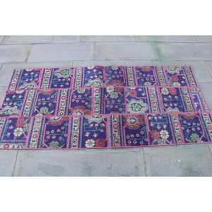 Alfombra Turca Vintage de 2.7x5.8 pies, Alfombra de Lana con Diseño a Cuadros en Rosa y Morado - Product Image 4