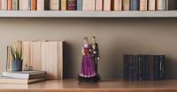 Statue de figurine peinte à la main en résine de style moderne pour la maison ou le bureau, pour la décoration de mariage et de bureau.
