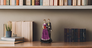 Statue de figurine peinte à la main en résine de style moderne pour la maison ou le bureau, pour la décoration de mariage et de bureau. - Product Image 2