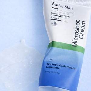 Crema de Microespículas con Hialuronato de Sodio y Escualano para una Hidratación Profunda y una Piel Suave - Product Image 2