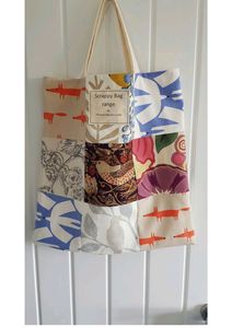 Sac fourre-tout en toile de coton patchwork avec des carrés multicolores mettant en scène des motifs d'oiseaux et de motifs, conçu pour un usage quotidien - Product Image 3