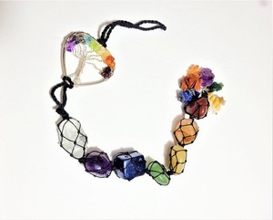 Carillon à vent artisanal haut de gamme en pierres de guérison 7 chakras, avec pendentif arbre de vie, pierres de paume polies et pompon, 15-20cm, pour la maison - Product Image 1