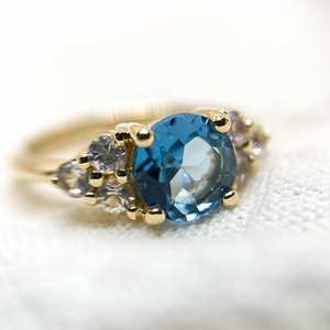 Bague de fiançailles 8mm coupe ronde Aqua Blue CZ en or jaune avec pierres latérales bijoux de promesse classique en gros personnalisé - Product Image 4