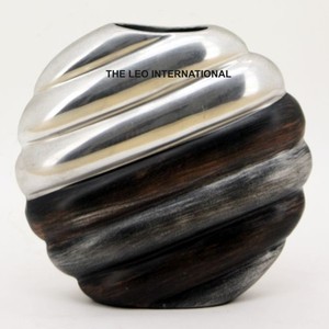 Florero de hierro costero con acabado negro de forma única de Metal de aluminio, florero decorativo hecho a mano de lujo para el hogar - Product Image 4