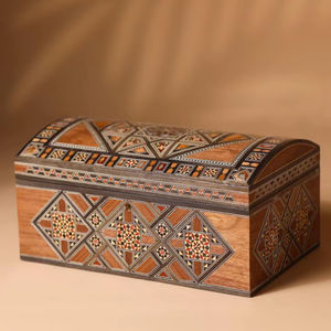 Bijoux décoratifs de luxe faits à la main, en bois moderne, avec incrustation de nacre et motif floral gravé, forme personnalisable - Product Image 1