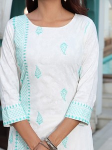 Hermosa Colección de Ropa Étnica de Diseño Indio de Lujo, Vestido Sin Mangas de Viscosa y Rayón con Bordado Intenso, Elegante para el Verano, Estilo Pakistaní - Product Image 5